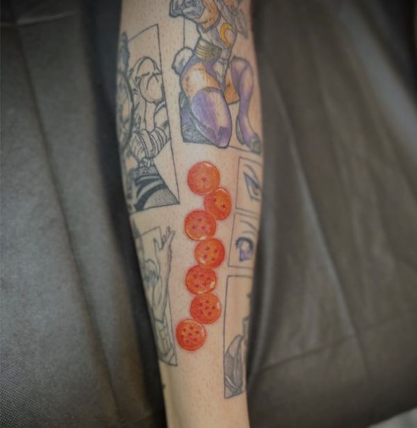 Dragonballs tattoo by LoLo, on the leg